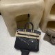 Birkin Rock FWシリーズ、バッグのデザインはライダージャケットからインスピレーションを得て、猪鼻(いのはな)チェーンと組み合わせたことで、ユニークでクールな仕上がりに。 Birkin Rock FWシリーズ、バッグのデザインはライダージャケットからインスピレーションを得て、猪鼻(いのはな)チェーンと組み合わせたことで、ユニークでクールな仕上がりに。