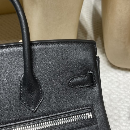 Birkin Rock FWシリーズ、バッグのデザインはライダージャケットからインスピレーションを得て、猪鼻(いのはな)チェーンと組み合わせたことで、ユニークでクールな仕上がりに。 Birkin Rock FWシリーズ、バッグのデザインはライダージャケットからインスピレーションを得て、猪鼻(いのはな)チェーンと組み合わせたことで、ユニークでクールな仕上がりに。