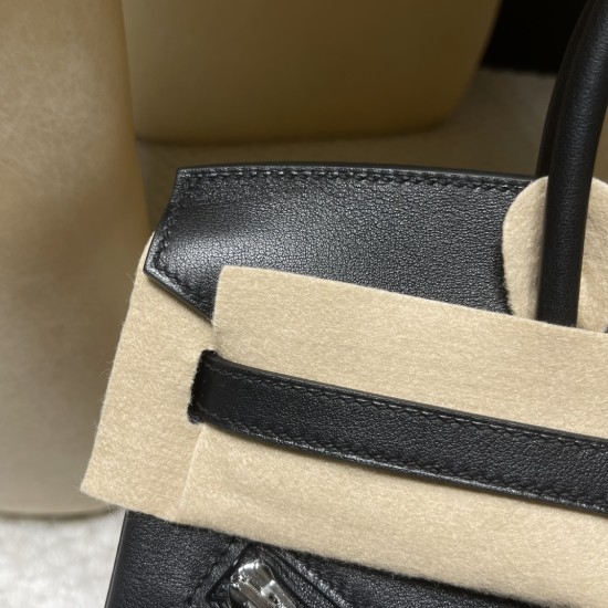 Birkin Rock FWシリーズ、バッグのデザインはライダージャケットからインスピレーションを得て、猪鼻(いのはな)チェーンと組み合わせたことで、ユニークでクールな仕上がりに。 Birkin Rock FWシリーズ、バッグのデザインはライダージャケットからインスピレーションを得て、猪鼻(いのはな)チェーンと組み合わせたことで、ユニークでクールな仕上がりに。