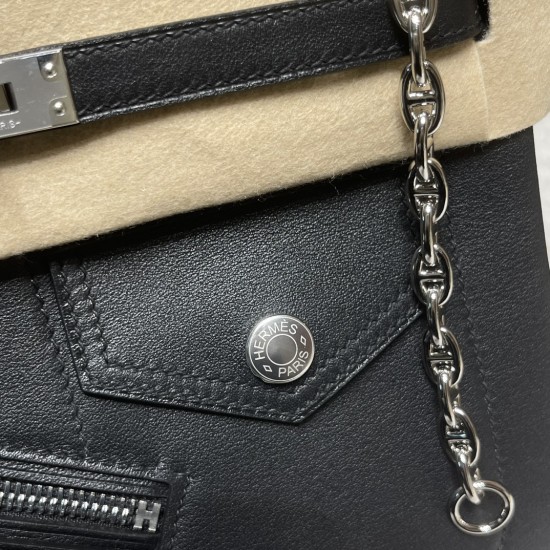 Birkin Rock FWシリーズ、バッグのデザインはライダージャケットからインスピレーションを得て、猪鼻(いのはな)チェーンと組み合わせたことで、ユニークでクールな仕上がりに。 Birkin Rock FWシリーズ、バッグのデザインはライダージャケットからインスピレーションを得て、猪鼻(いのはな)チェーンと組み合わせたことで、ユニークでクールな仕上がりに。