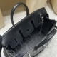 Birkin Rock FWシリーズ、バッグのデザインはライダージャケットからインスピレーションを得て、猪鼻(いのはな)チェーンと組み合わせたことで、ユニークでクールな仕上がりに。 Birkin Rock FWシリーズ、バッグのデザインはライダージャケットからインスピレーションを得て、猪鼻(いのはな)チェーンと組み合わせたことで、ユニークでクールな仕上がりに。