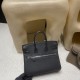 Birkin Rock FWシリーズ、バッグのデザインはライダージャケットからインスピレーションを得て、猪鼻(いのはな)チェーンと組み合わせたことで、ユニークでクールな仕上がりに。 Birkin Rock FWシリーズ、バッグのデザインはライダージャケットからインスピレーションを得て、猪鼻(いのはな)チェーンと組み合わせたことで、ユニークでクールな仕上がりに。