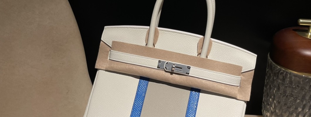 Birkin 30cm CLUB 絶版バッグCLUBは2012年に登場したスポーティーなシリーズで、最大の特徴は**ボディに施された2本の縦ストライプ。 Birkin 30cm CLUB 絶版バッグCLUBは2012年に登場したスポーティーなシリーズで、最大の特徴は**ボディに施された2本の縦ストライプ。