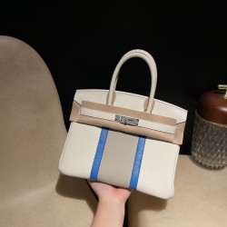 Birkin 30cm CLUB 絶版バッグCLUBは2012年に登場したスポーティーなシリーズで、最大の特徴は**ボディに施された2本の縦ストライプ**。Togoレザーとトカゲ革の組み合わせが特徴的で、レトロでスポーティな雰囲気ながら、圧倒的な存在感を放ちます。