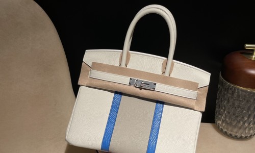 Birkin 30cm CLUB 絶版バッグCLUBは2012年に登場したスポーティーなシリーズで、最大の特徴は**ボディに施された2本の縦ストライプ。