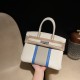 Birkin 30cm CLUB 絶版バッグCLUBは2012年に登場したスポーティーなシリーズで、最大の特徴は**ボディに施された2本の縦ストライプ**。Togoレザーとトカゲ革の組み合わせが特徴的で、レトロでスポーティな雰囲気ながら、圧倒的な存在感を放ちます。 Birkin 30cm CLUB 絶版バッグCLUBは2012年に登場したスポーティーなシリーズで、最大の特徴は**ボディに施された2本の縦ストライプ**。Togoレザーとトカゲ革の組み合わせが特徴的で、レトロでスポーティな雰囲気ながら、圧倒的な存在感を放ちます。