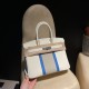 Birkin 30cm CLUB 絶版バッグCLUBは2012年に登場したスポーティーなシリーズで、最大の特徴は**ボディに施された2本の縦ストライプ**。Togoレザーとトカゲ革の組み合わせが特徴的で、レトロでスポーティな雰囲気ながら、圧倒的な存在感を放ちます。 Birkin 30cm CLUB 絶版バッグCLUBは2012年に登場したスポーティーなシリーズで、最大の特徴は**ボディに施された2本の縦ストライプ**。Togoレザーとトカゲ革の組み合わせが特徴的で、レトロでスポーティな雰囲気ながら、圧倒的な存在感を放ちます。