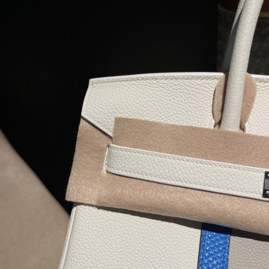 Birkin 30cm CLUB 絶版バッグCLUBは2012年に登場したスポーティーなシリーズで、最大の特徴は**ボディに施された2本の縦ストライプ**。Togoレザーとトカゲ革の組み合わせが特徴的で、レトロでスポーティな雰囲気ながら、圧倒的な存在感を放ちます。 Birkin 30cm CLUB 絶版バッグCLUBは2012年に登場したスポーティーなシリーズで、最大の特徴は**ボディに施された2本の縦ストライプ**。Togoレザーとトカゲ革の組み合わせが特徴的で、レトロでスポーティな雰囲気ながら、圧倒的な存在感を放ちます。