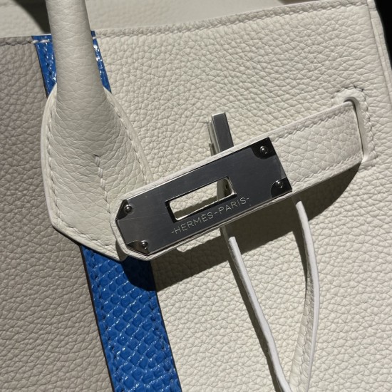 Birkin 30cm CLUB 絶版バッグCLUBは2012年に登場したスポーティーなシリーズで、最大の特徴は**ボディに施された2本の縦ストライプ**。Togoレザーとトカゲ革の組み合わせが特徴的で、レトロでスポーティな雰囲気ながら、圧倒的な存在感を放ちます。 Birkin 30cm CLUB 絶版バッグCLUBは2012年に登場したスポーティーなシリーズで、最大の特徴は**ボディに施された2本の縦ストライプ**。Togoレザーとトカゲ革の組み合わせが特徴的で、レトロでスポーティな雰囲気ながら、圧倒的な存在感を放ちます。