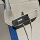 Birkin 30cm CLUB 絶版バッグCLUBは2012年に登場したスポーティーなシリーズで、最大の特徴は**ボディに施された2本の縦ストライプ**。Togoレザーとトカゲ革の組み合わせが特徴的で、レトロでスポーティな雰囲気ながら、圧倒的な存在感を放ちます。 Birkin 30cm CLUB 絶版バッグCLUBは2012年に登場したスポーティーなシリーズで、最大の特徴は**ボディに施された2本の縦ストライプ**。Togoレザーとトカゲ革の組み合わせが特徴的で、レトロでスポーティな雰囲気ながら、圧倒的な存在感を放ちます。