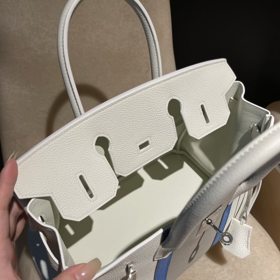 Birkin 30cm CLUB 絶版バッグCLUBは2012年に登場したスポーティーなシリーズで、最大の特徴は**ボディに施された2本の縦ストライプ**。Togoレザーとトカゲ革の組み合わせが特徴的で、レトロでスポーティな雰囲気ながら、圧倒的な存在感を放ちます。 Birkin 30cm CLUB 絶版バッグCLUBは2012年に登場したスポーティーなシリーズで、最大の特徴は**ボディに施された2本の縦ストライプ**。Togoレザーとトカゲ革の組み合わせが特徴的で、レトロでスポーティな雰囲気ながら、圧倒的な存在感を放ちます。