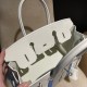Birkin 30cm CLUB 絶版バッグCLUBは2012年に登場したスポーティーなシリーズで、最大の特徴は**ボディに施された2本の縦ストライプ**。Togoレザーとトカゲ革の組み合わせが特徴的で、レトロでスポーティな雰囲気ながら、圧倒的な存在感を放ちます。 Birkin 30cm CLUB 絶版バッグCLUBは2012年に登場したスポーティーなシリーズで、最大の特徴は**ボディに施された2本の縦ストライプ**。Togoレザーとトカゲ革の組み合わせが特徴的で、レトロでスポーティな雰囲気ながら、圧倒的な存在感を放ちます。