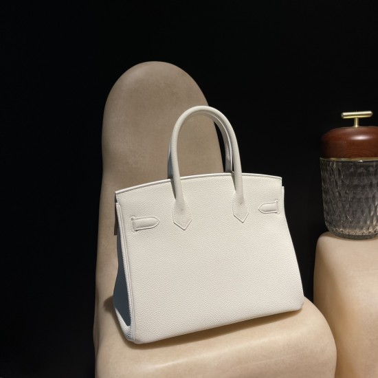 Birkin 30cm CLUB 絶版バッグCLUBは2012年に登場したスポーティーなシリーズで、最大の特徴は**ボディに施された2本の縦ストライプ**。Togoレザーとトカゲ革の組み合わせが特徴的で、レトロでスポーティな雰囲気ながら、圧倒的な存在感を放ちます。 Birkin 30cm CLUB 絶版バッグCLUBは2012年に登場したスポーティーなシリーズで、最大の特徴は**ボディに施された2本の縦ストライプ**。Togoレザーとトカゲ革の組み合わせが特徴的で、レトロでスポーティな雰囲気ながら、圧倒的な存在感を放ちます。