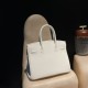 Birkin 30cm CLUB 絶版バッグCLUBは2012年に登場したスポーティーなシリーズで、最大の特徴は**ボディに施された2本の縦ストライプ**。Togoレザーとトカゲ革の組み合わせが特徴的で、レトロでスポーティな雰囲気ながら、圧倒的な存在感を放ちます。 Birkin 30cm CLUB 絶版バッグCLUBは2012年に登場したスポーティーなシリーズで、最大の特徴は**ボディに施された2本の縦ストライプ**。Togoレザーとトカゲ革の組み合わせが特徴的で、レトロでスポーティな雰囲気ながら、圧倒的な存在感を放ちます。