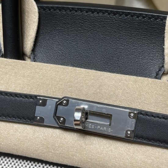 30cm バーキン ファブリック&スウィフトレザー 89 ノワール(銀金具)*ファブリック素材が*若々しい雰囲気*を演出し、オールレザーより*軽量*なのが特長です。 30cm バーキン ファブリック&スウィフトレザー 89 ノワール(銀金具)*ファブリック素材が*若々しい雰囲気*を演出し、オールレザーより*軽量*なのが特長です。