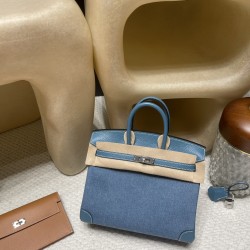エルメス バーキン25 トリアノンキャンバス＆レザー ブルージーン（シルバー金具）この限定モデルは、エルメスコレクションの中でも特に稀少な一品。 クラシックながらスタイリッシュなデザインが際立ち、 デニムとレザーの組み合わせが醸し出す*レトロモダンな雰囲気**が特徴です。