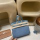 エルメス バーキン25 トリアノンキャンバス&レザー ブルージーン(シルバー金具)この限定モデルは、エルメスコレクションの中でも特に稀少な一品。 クラシックながらスタイリッシュなデザインが際立ち、 デニムとレザーの組み合わせが醸し出す*レトロモダンな雰囲気**が特徴です。 エルメス バーキン25 トリアノンキャンバス&レザー ブルージーン(シルバー金具)この限定モデルは、エルメスコレクションの中でも特に稀少な一品。 クラシックながらスタイリッシュなデザインが際立ち、 デニムとレザーの組み合わせが醸し出す*レトロモダンな雰囲気**が特徴です。