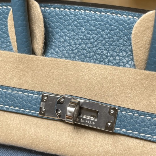 エルメス バーキン25 トリアノンキャンバス&レザー ブルージーン(シルバー金具)この限定モデルは、エルメスコレクションの中でも特に稀少な一品。 クラシックながらスタイリッシュなデザインが際立ち、 デニムとレザーの組み合わせが醸し出す*レトロモダンな雰囲気**が特徴です。 エルメス バーキン25 トリアノンキャンバス&レザー ブルージーン(シルバー金具)この限定モデルは、エルメスコレクションの中でも特に稀少な一品。 クラシックながらスタイリッシュなデザインが際立ち、 デニムとレザーの組み合わせが醸し出す*レトロモダンな雰囲気**が特徴です。