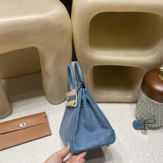 エルメス バーキン25 トリアノンキャンバス&レザー ブルージーン(シルバー金具)この限定モデルは、エルメスコレクションの中でも特に稀少な一品。 クラシックながらスタイリッシュなデザインが際立ち、 デニムとレザーの組み合わせが醸し出す*レトロモダンな雰囲気**が特徴です。 エルメス バーキン25 トリアノンキャンバス&レザー ブルージーン(シルバー金具)この限定モデルは、エルメスコレクションの中でも特に稀少な一品。 クラシックながらスタイリッシュなデザインが際立ち、 デニムとレザーの組み合わせが醸し出す*レトロモダンな雰囲気**が特徴です。