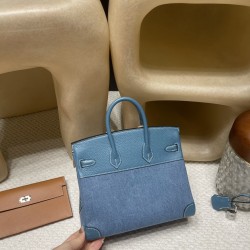 エルメス バーキン25 トリアノンキャンバス＆レザー ブルージーン（シルバー金具）この限定モデルは、エルメスコレクションの中でも特に稀少な一品。 クラシックながらスタイリッシュなデザインが際立ち、 デニムとレザーの組み合わせが醸し出す*レトロモダンな雰囲気**が特徴です。