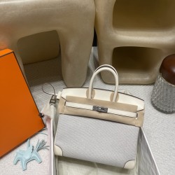 エルメス バーキン25 トリーアンH キャンバス＆スウィフトレザー（シルバー金具）カラー：I2/Nata（ナタ）* - クリームホワイトの優しい色合い  このモデルは、上質なスウィフトレザーと軽やかなキャンバス地の組み合わせが特徴。  ナチュラルなクリームホワイトカラーが、上品で洗練された雰囲気を演出します。  