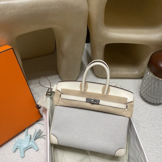 エルメス バーキン25 トリーアンH キャンバス&スウィフトレザー(シルバー金具)カラー:I2/Nata(ナタ)* - クリームホワイトの優しい色合い このモデルは、上質なスウィフトレザーと軽やかなキャンバス地の組み合わせが特徴。 ナチュラルなクリームホワイトカラーが、上品で洗練された雰囲気を演出します。 エルメス バーキン25 トリーアンH キャンバス&スウィフトレザー(シルバー金具)カラー:I2/Nata(ナタ)* - クリームホワイトの優しい色合い このモデルは、上質なスウィフトレザーと軽やかなキャンバス地の組み合わせが特徴。 ナチュラルなクリームホワイトカラーが、上品で洗練された雰囲気を演出します。