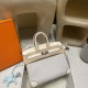 エルメス バーキン25 トリーアンH キャンバス&スウィフトレザー(シルバー金具)カラー:I2/Nata(ナタ)* - クリームホワイトの優しい色合い このモデルは、上質なスウィフトレザーと軽やかなキャンバス地の組み合わせが特徴。 ナチュラルなクリームホワイトカラーが、上品で洗練された雰囲気を演出します。 エルメス バーキン25 トリーアンH キャンバス&スウィフトレザー(シルバー金具)カラー:I2/Nata(ナタ)* - クリームホワイトの優しい色合い このモデルは、上質なスウィフトレザーと軽やかなキャンバス地の組み合わせが特徴。 ナチュラルなクリームホワイトカラーが、上品で洗練された雰囲気を演出します。