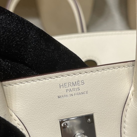 エルメス バーキン25 トリーアンH キャンバス&スウィフトレザー(シルバー金具)カラー:I2/Nata(ナタ)* - クリームホワイトの優しい色合い このモデルは、上質なスウィフトレザーと軽やかなキャンバス地の組み合わせが特徴。 ナチュラルなクリームホワイトカラーが、上品で洗練された雰囲気を演出します。 エルメス バーキン25 トリーアンH キャンバス&スウィフトレザー(シルバー金具)カラー:I2/Nata(ナタ)* - クリームホワイトの優しい色合い このモデルは、上質なスウィフトレザーと軽やかなキャンバス地の組み合わせが特徴。 ナチュラルなクリームホワイトカラーが、上品で洗練された雰囲気を演出します。