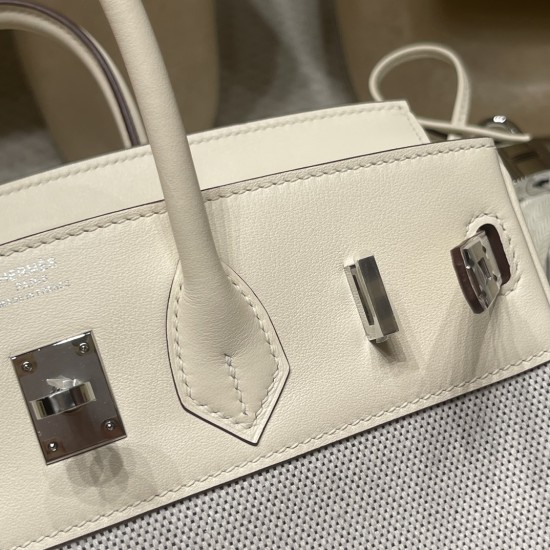 エルメス バーキン25 トリーアンH キャンバス&スウィフトレザー(シルバー金具)カラー:I2/Nata(ナタ)* - クリームホワイトの優しい色合い このモデルは、上質なスウィフトレザーと軽やかなキャンバス地の組み合わせが特徴。 ナチュラルなクリームホワイトカラーが、上品で洗練された雰囲気を演出します。 エルメス バーキン25 トリーアンH キャンバス&スウィフトレザー(シルバー金具)カラー:I2/Nata(ナタ)* - クリームホワイトの優しい色合い このモデルは、上質なスウィフトレザーと軽やかなキャンバス地の組み合わせが特徴。 ナチュラルなクリームホワイトカラーが、上品で洗練された雰囲気を演出します。