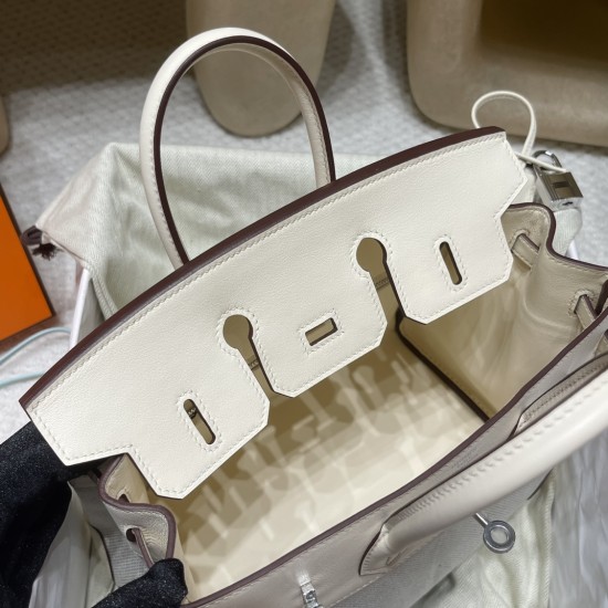 エルメス バーキン25 トリーアンH キャンバス&スウィフトレザー(シルバー金具)カラー:I2/Nata(ナタ)* - クリームホワイトの優しい色合い このモデルは、上質なスウィフトレザーと軽やかなキャンバス地の組み合わせが特徴。 ナチュラルなクリームホワイトカラーが、上品で洗練された雰囲気を演出します。 エルメス バーキン25 トリーアンH キャンバス&スウィフトレザー(シルバー金具)カラー:I2/Nata(ナタ)* - クリームホワイトの優しい色合い このモデルは、上質なスウィフトレザーと軽やかなキャンバス地の組み合わせが特徴。 ナチュラルなクリームホワイトカラーが、上品で洗練された雰囲気を演出します。