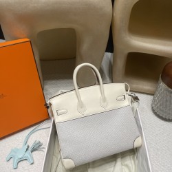 エルメス バーキン25 トリーアンH キャンバス＆スウィフトレザー（シルバー金具）カラー：I2/Nata（ナタ）* - クリームホワイトの優しい色合い  このモデルは、上質なスウィフトレザーと軽やかなキャンバス地の組み合わせが特徴。  ナチュラルなクリームホワイトカラーが、上品で洗練された雰囲気を演出します。  