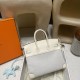 エルメス バーキン25 トリーアンH キャンバス&スウィフトレザー(シルバー金具)カラー:I2/Nata(ナタ)* - クリームホワイトの優しい色合い このモデルは、上質なスウィフトレザーと軽やかなキャンバス地の組み合わせが特徴。 ナチュラルなクリームホワイトカラーが、上品で洗練された雰囲気を演出します。 エルメス バーキン25 トリーアンH キャンバス&スウィフトレザー(シルバー金具)カラー:I2/Nata(ナタ)* - クリームホワイトの優しい色合い このモデルは、上質なスウィフトレザーと軽やかなキャンバス地の組み合わせが特徴。 ナチュラルなクリームホワイトカラーが、上品で洗練された雰囲気を演出します。