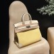 エルメス バーキン25 トリーアンH キャンバス&スウィフトレザー(シルバー金具)*カラー:I2/Nata(ナタ)* - クリームホワイトの優しい色合い このモデルは、上質なスウィフトレザーと軽やかなキャンバス地の組み合わせが特徴。ナチュラルなクリームホワイトカラーが、上品で洗練された雰囲気を演出します。 エルメス バーキン25 トリーアンH キャンバス&スウィフトレザー(シルバー金具)*カラー:I2/Nata(ナタ)* - クリームホワイトの優しい色合い このモデルは、上質なスウィフトレザーと軽やかなキャンバス地の組み合わせが特徴。ナチュラルなクリームホワイトカラーが、上品で洗練された雰囲気を演出します。