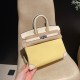 エルメス バーキン25 トリーアンH キャンバス&スウィフトレザー(シルバー金具)*カラー:I2/Nata(ナタ)* - クリームホワイトの優しい色合い このモデルは、上質なスウィフトレザーと軽やかなキャンバス地の組み合わせが特徴。ナチュラルなクリームホワイトカラーが、上品で洗練された雰囲気を演出します。 エルメス バーキン25 トリーアンH キャンバス&スウィフトレザー(シルバー金具)*カラー:I2/Nata(ナタ)* - クリームホワイトの優しい色合い このモデルは、上質なスウィフトレザーと軽やかなキャンバス地の組み合わせが特徴。ナチュラルなクリームホワイトカラーが、上品で洗練された雰囲気を演出します。