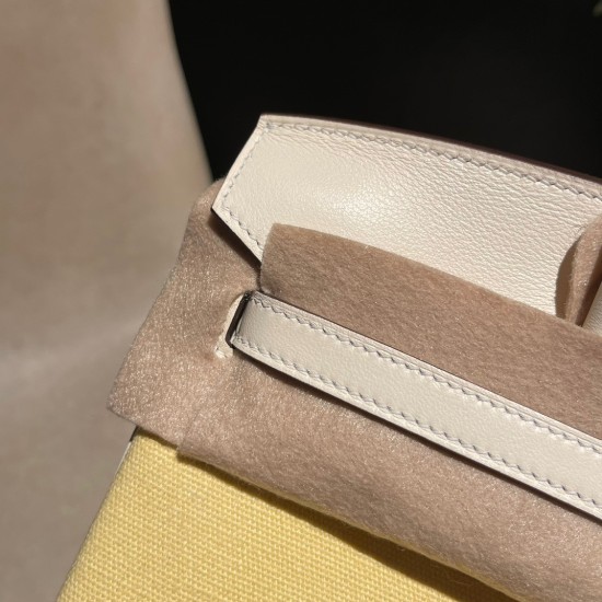 エルメス バーキン25 トリーアンH キャンバス&スウィフトレザー(シルバー金具)*カラー:I2/Nata(ナタ)* - クリームホワイトの優しい色合い このモデルは、上質なスウィフトレザーと軽やかなキャンバス地の組み合わせが特徴。ナチュラルなクリームホワイトカラーが、上品で洗練された雰囲気を演出します。 エルメス バーキン25 トリーアンH キャンバス&スウィフトレザー(シルバー金具)*カラー:I2/Nata(ナタ)* - クリームホワイトの優しい色合い このモデルは、上質なスウィフトレザーと軽やかなキャンバス地の組み合わせが特徴。ナチュラルなクリームホワイトカラーが、上品で洗練された雰囲気を演出します。