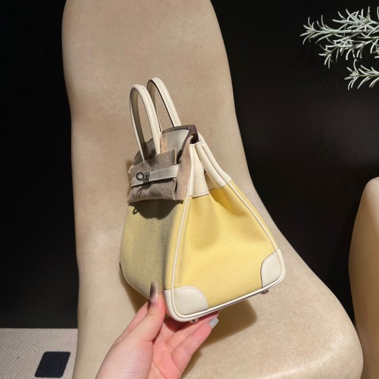 エルメス バーキン25 トリーアンH キャンバス&スウィフトレザー(シルバー金具)*カラー:I2/Nata(ナタ)* - クリームホワイトの優しい色合い このモデルは、上質なスウィフトレザーと軽やかなキャンバス地の組み合わせが特徴。ナチュラルなクリームホワイトカラーが、上品で洗練された雰囲気を演出します。 エルメス バーキン25 トリーアンH キャンバス&スウィフトレザー(シルバー金具)*カラー:I2/Nata(ナタ)* - クリームホワイトの優しい色合い このモデルは、上質なスウィフトレザーと軽やかなキャンバス地の組み合わせが特徴。ナチュラルなクリームホワイトカラーが、上品で洗練された雰囲気を演出します。