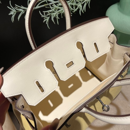 エルメス バーキン25 トリーアンH キャンバス&スウィフトレザー(シルバー金具)*カラー:I2/Nata(ナタ)* - クリームホワイトの優しい色合い このモデルは、上質なスウィフトレザーと軽やかなキャンバス地の組み合わせが特徴。ナチュラルなクリームホワイトカラーが、上品で洗練された雰囲気を演出します。 エルメス バーキン25 トリーアンH キャンバス&スウィフトレザー(シルバー金具)*カラー:I2/Nata(ナタ)* - クリームホワイトの優しい色合い このモデルは、上質なスウィフトレザーと軽やかなキャンバス地の組み合わせが特徴。ナチュラルなクリームホワイトカラーが、上品で洗練された雰囲気を演出します。