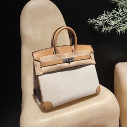 エルメス バーキン25 トリーアンH キャンバス＆スウィフトレザー（銀金具）* カラー：4B/Biscuit（ビスキュイ）*- 温もりあるビスケットカラー  軽やかなキャンバス地と光沢あるスウィフトレザーの絶妙な組み合わせ。  落ち着いたビスケットトーンが、上品で使いやすい雰囲気を醸し出します。  