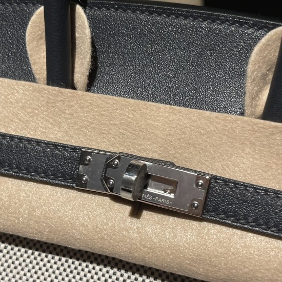 25 バーキン キャンバス&スウィフトレザー 2Z / ブルーニュイ キャンバス部分が若々しい印象で、全革より軽量です 25 バーキン キャンバス&スウィフトレザー 2Z / ブルーニュイ キャンバス部分が若々しい印象で、全革より軽量です