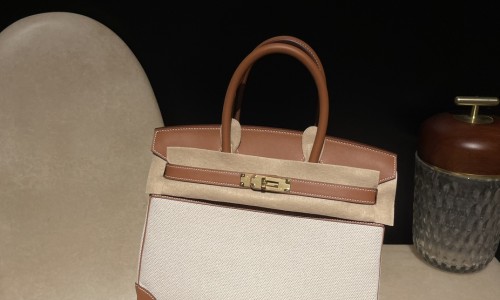 25cm バーキン ファブリック＆スウィフトレザー 37 ゴールド *ファブリック素材がより*若々しい印象*を与え、オールレザーに比べて*軽やか*なのが特徴です。