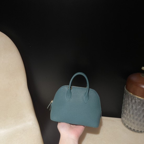 【Mini bolide】シェブルミゾル Chevre U4 / ヴェールヴェルティゴ コンパクトサイズ × 大容量 エレガントなモダングリーン ボウリングバッグ 【Mini bolide】シェブルミゾル Chevre U4 / ヴェールヴェルティゴ コンパクトサイズ × 大容量 エレガントなモダングリーン ボウリングバッグ