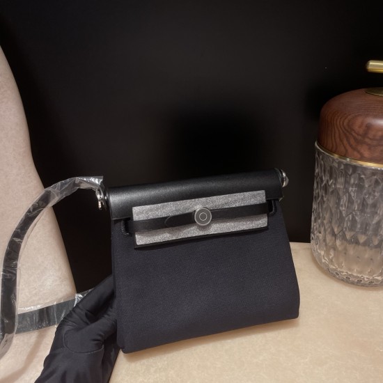 89/Black (Noir) ブラック エルメス ショルダーバッグ エールバッグジップ ミニ ブラック/シルバー金具 トワルミリタリー/ヴァッシュハンター シルバー金具 89/Black (Noir) ブラック エルメス ショルダーバッグ エールバッグジップ ミニ ブラック/シルバー金具 トワルミリタリー/ヴァッシュハンター シルバー金具