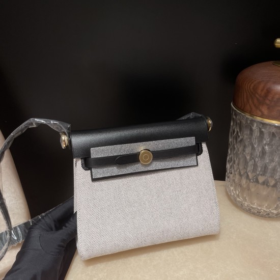 89/Black (Noir) ブラック エルメス ショルダーバッグ エールバッグジップ ミニ ブラック/シルバー金具 トワルミリタリー/ヴァッシュハンター ゴールド金具 89/Black (Noir) ブラック エルメス ショルダーバッグ エールバッグジップ ミニ ブラック/シルバー金具 トワルミリタリー/ヴァッシュハンター ゴールド金具