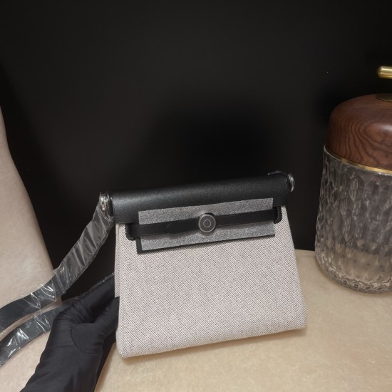 89/Black (Noir) ブラック エルメス ショルダーバッグ エールバッグジップ ミニ ブラック/シルバー金具 トワルミリタリー/ヴァッシュハンター シルバー金具 89/Black (Noir) ブラック エルメス ショルダーバッグ エールバッグジップ ミニ ブラック/シルバー金具 トワルミリタリー/ヴァッシュハンター シルバー金具