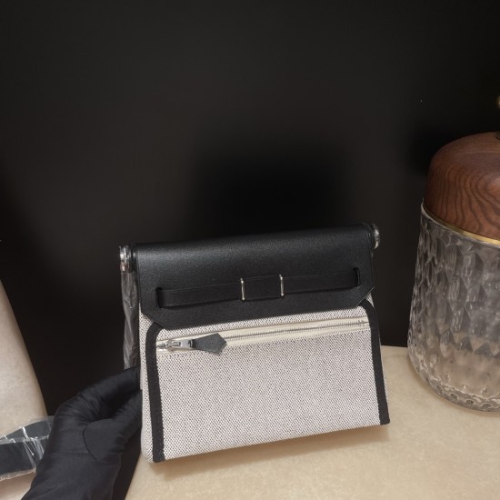89/Black (Noir) ブラック エルメス ショルダーバッグ エールバッグジップ ミニ ブラック/シルバー金具 トワルミリタリー/ヴァッシュハンター シルバー金具 89/Black (Noir) ブラック エルメス ショルダーバッグ エールバッグジップ ミニ ブラック/シルバー金具 トワルミリタリー/ヴァッシュハンター シルバー金具