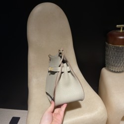 エルメス ジプシエール 28  Jypsiere 28cm トリヨンクレマンス 8L ベトングレーBéton  ゴールド 若々しくカジュアルな男女兼用デザイン片肩掛け・斜め掛けの両用が可能な大変おすすめモデル