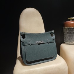 【出荷予定】エルメス ジプシエール Jypsiere 28cm トリヨンクレマンス シルバー金具  6O ヴェールシプレスグリーンVert Cypres若々しくカジュアルな男女兼用スタイル 若々しくカジュアルな男女兼用スタイル片肩掛け・斜め掛けの両用仕様 