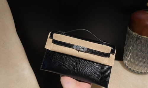 エルメスの人気アイテムである「ポシェットケリー（Kelly Pochette）」が、リザードレザー仕様で新たに入荷いたしました！
