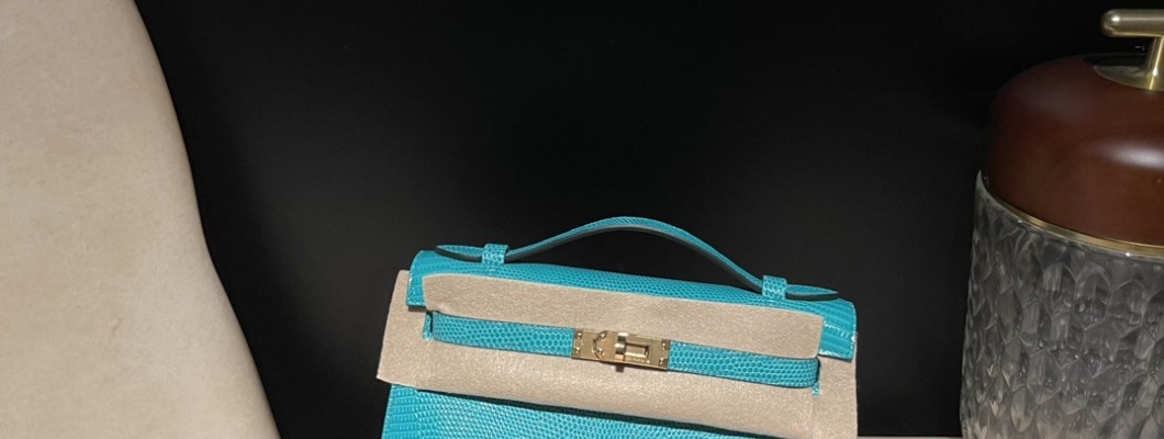 エルメスの人気アイテムである「ポシェットケリー(Kelly Pochette)」が、リザードレザー仕様で新たに入荷いたしました! エルメスの人気アイテムである「ポシェットケリー(Kelly Pochette)」が、リザードレザー仕様で新たに入荷いたしました!