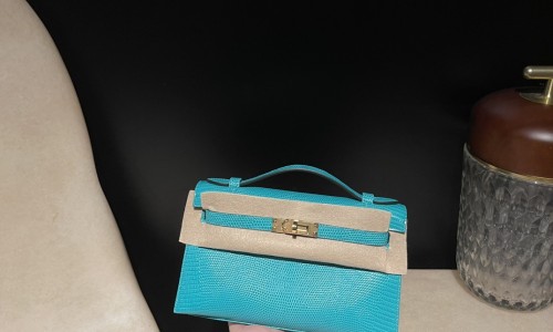 エルメスの人気アイテムである「ポシェットケリー（Kelly Pochette）」が、リザードレザー仕様で新たに入荷いたしました！